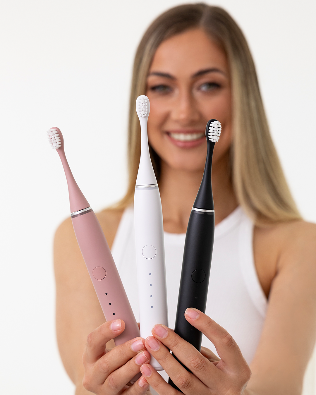 Advanced sonic toothbrush delivering up to 50,000 reps per minute with a smart pressure sensor to protect gum health​