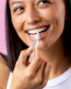 Compact and easy-to-use whitening pen designed for on-the-go touch-ups, targeting tea and coffee stains​